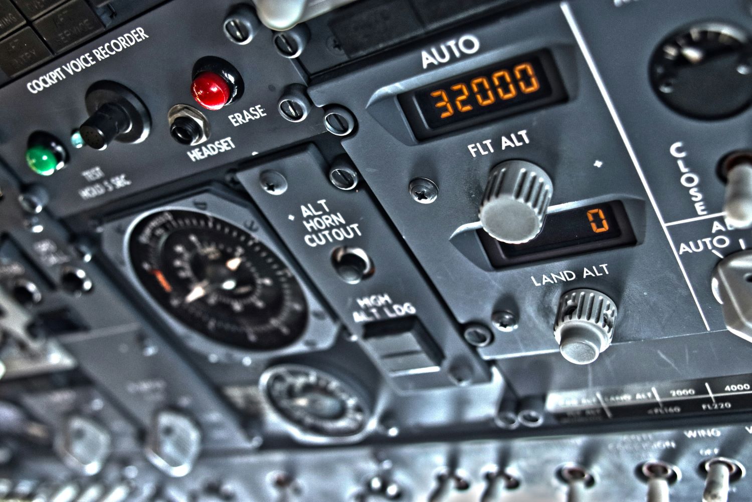 Aircraft cockpit instrument panel